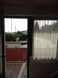 een deur naar een kamer met uitzicht op een balkon bij Hotel Zum Stresemann in Göttingen