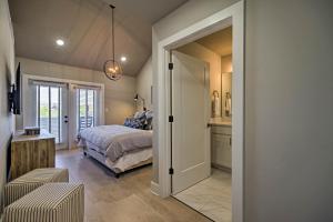 - une chambre avec un lit et une porte menant à une salle de bains dans l'établissement Downtown Modern Luxury - Great location, à Chattanooga