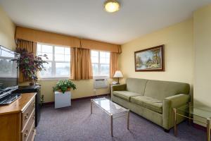 Posezení v ubytování Three Rivers Inn Sedro Woolley