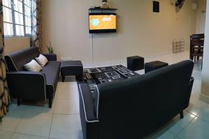 TV a/nebo společenská místnost v ubytování DinDas Family Stay @ Labuan
