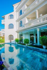 Bazén v ubytování Hoianation Villas Hotel nebo v jeho okolí