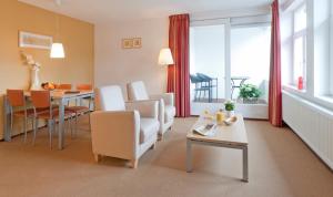 een woonkamer met een tafel en een eetkamer bij Appartementen Hotel Geuldal in Epen