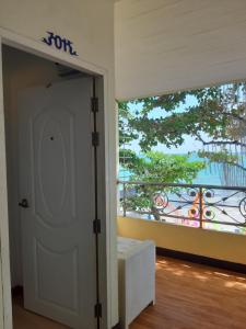 d'une porte ouverte avec vue sur un balcon. dans l'établissement Nong Nuey Rooms, à Ko Samet