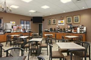 un restaurante con mesas y sillas y un bar en Days Inn by Wyndham Hershey, en Hershey