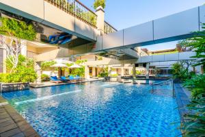 Bazén v ubytování VOUK Hotel and Suites Nusa Dua Bali nebo v jeho okolí