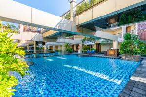 Bazén v ubytování VOUK Hotel and Suites Nusa Dua Bali nebo v jeho okolí