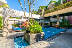 Bazén v ubytování VOUK Hotel and Suites Nusa Dua Bali nebo v jeho okolí