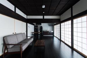 Ishikariにある古民家の宿 Soliiのソファとテーブルのあるリビングルーム