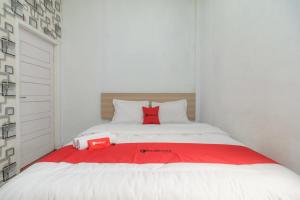 Tempat tidur dalam kamar di RedDoorz Syariah near Paradiso Beach Sabang