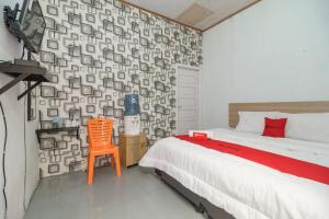 Giường trong phòng chung tại RedDoorz Syariah near Paradiso Beach Sabang