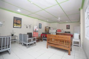 Fotografie z fotogalerie ubytování RedDoorz near Bundaran Kecil Palangkaraya v destinaci Palangkaraya + 19 fotografií