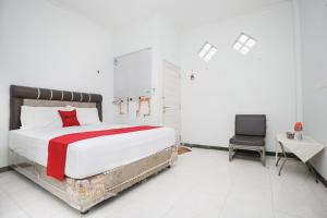 Llit o llits en una habitació de RedDoorz near Bundaran Kecil Palangkaraya