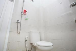 Koupelna v ubytování RedDoorz near Bundaran Kecil Palangkaraya + 19 fotografií