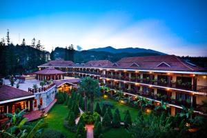 una vista aérea de un hotel con patio en BB Sapa Resort & Spa - Formerly Victoria Sapa Resort & Spa, en Sa Pa