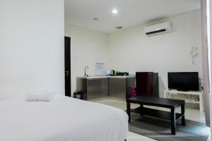 Μια τηλεόραση ή/και κέντρο ψυχαγωγίας στο Highest Value Studio Apartment at Brooklyn Alam Sutera By Travelio