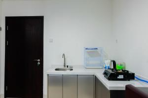 Η κουζίνα ή μικρή κουζίνα στο Highest Value Studio Apartment at Brooklyn Alam Sutera By Travelio
