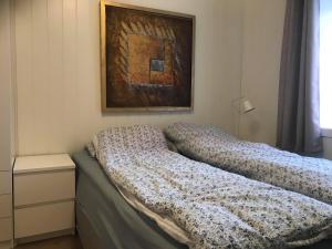 ein Schlafzimmer mit 2 Betten und einem Wandgemälde in der Unterkunft Notodden Sentrum Apartment NO 1 in Notodden