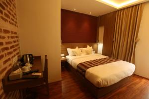 una camera d'albergo con un letto e una scrivania con un computer di Flying Yak Kathmandu a Kathmandu