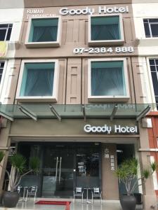 un negozio di fronte a un edificio con tavoli e sedie di GOODY HOTEL a Johor Bahru