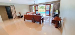 Ruang duduk di Island Villas Pacific Harbour