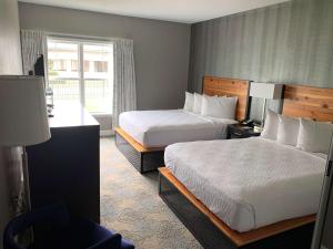 A bed or beds in a room at Hotel Finial BW Premier Collection Oxford - Anniston