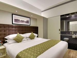 Giường trong phòng chung tại Grand Mercure Bangalore - An Accor Brand