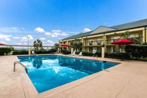 a large swimming pool in front of a building at Quality Inn & Suites near Lake Eufaula in Eufaula