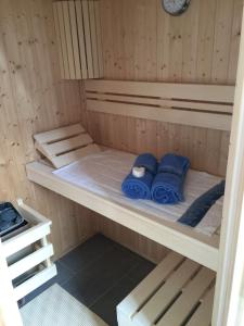 Postel nebo postele na pokoji v ubytování Reethaus Seeadler mit Sauna, Terrasse, Garten