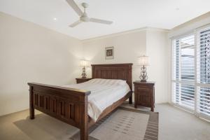 una camera con letto e ventilatore a soffitto di Breakwater Views by Kingscliff Accommodation a Cabarita Beach