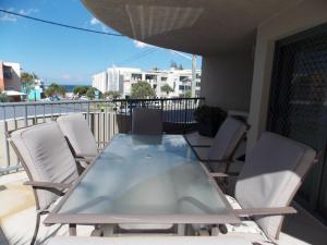 un tavolo in vetro e sedie sul balcone di Breakwater Views by Kingscliff Accommodation a Cabarita Beach