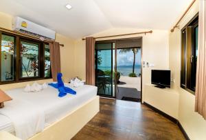 TV a/nebo společenská místnost v ubytování Phangan Beach Resort