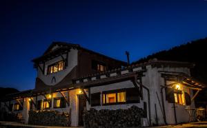 un edificio di notte con le luci accese di Eleni Country Cottage 2 a Feneos