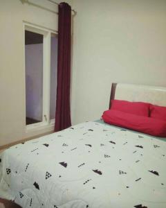 ein Schlafzimmer mit einem Bett und einem Fenster in der Unterkunft Full House Emerald Villa i6 2 BR Near JTP 3 in Batu