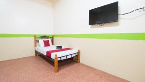 Televízia a/alebo spoločenská miestnosť v ubytovaní RedDoorz Praferosa Resort Hotel Calamba