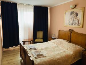 A bed or beds in a room at Gościniec Raciborski