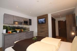Kuchyň nebo kuchyňský kout v ubytování Lärchenheim Apartments