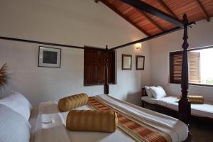 a bedroom with two beds in a room at Villa Sunbird in Negombo