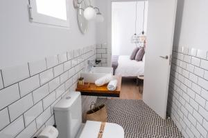 bagno con servizi igienici e lavandino di GOMEZ ROOMS a Xàtiva