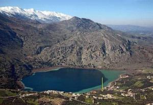 una vista aérea de un lago frente a una montaña en Villa Elan, en Mouríon