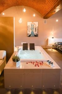 Zimmer mit Whirlpool-Badewanne in der Mitte eines Zimmers in der Unterkunft Le Lanterne in Borgo San Dalmazzo