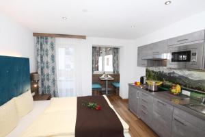 Kuchyň nebo kuchyňský kout v ubytování Lärchenheim Apartments