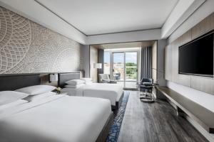 Postel nebo postele na pokoji v ubytování Clark Marriott Hotel