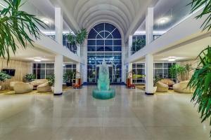 a lobby with a fountain in the middle of a building at Grand Lubicz Uzdrowisko Ustka in Ustka