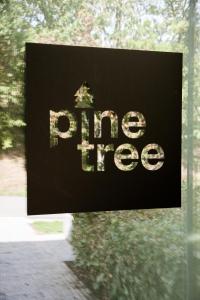 Ein Schild, auf dem steht: Drogen frei am Fenster in der Unterkunft Pine Tree in Herbeumont