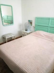 una camera da letto con un letto e uno specchio a parete di Arroyo de la Miel centro a Benalmádena