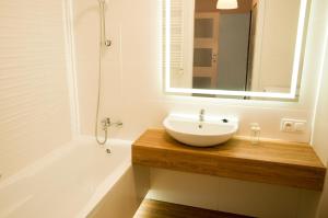 a bathroom with a sink and a bath tub at Apartament Rosso in Łódź +6 photos