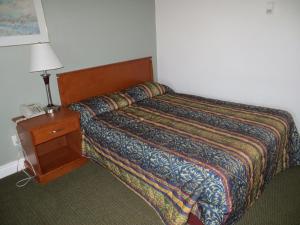 Een bed of bedden in een kamer bij Westgate Inn