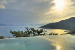 een zwembad met uitzicht op het strand en de oceaan bij Six Senses Ninh Van Bay in Ninh Van Bay