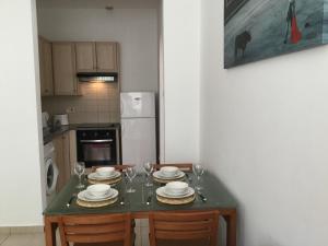 - une cuisine avec une table et des verres à vin dans l'établissement D3 - Paphos Riviera - Kato Paphos, à Paphos
