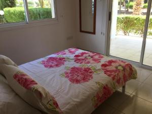 - un lit dans une chambre ornée de fleurs dans l'établissement D3 - Paphos Riviera - Kato Paphos, à Paphos